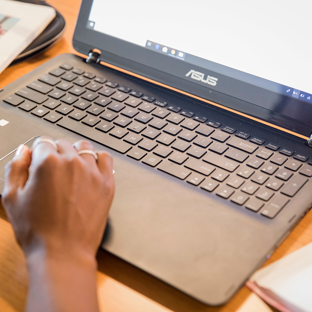 right hand tracking on laptop pad